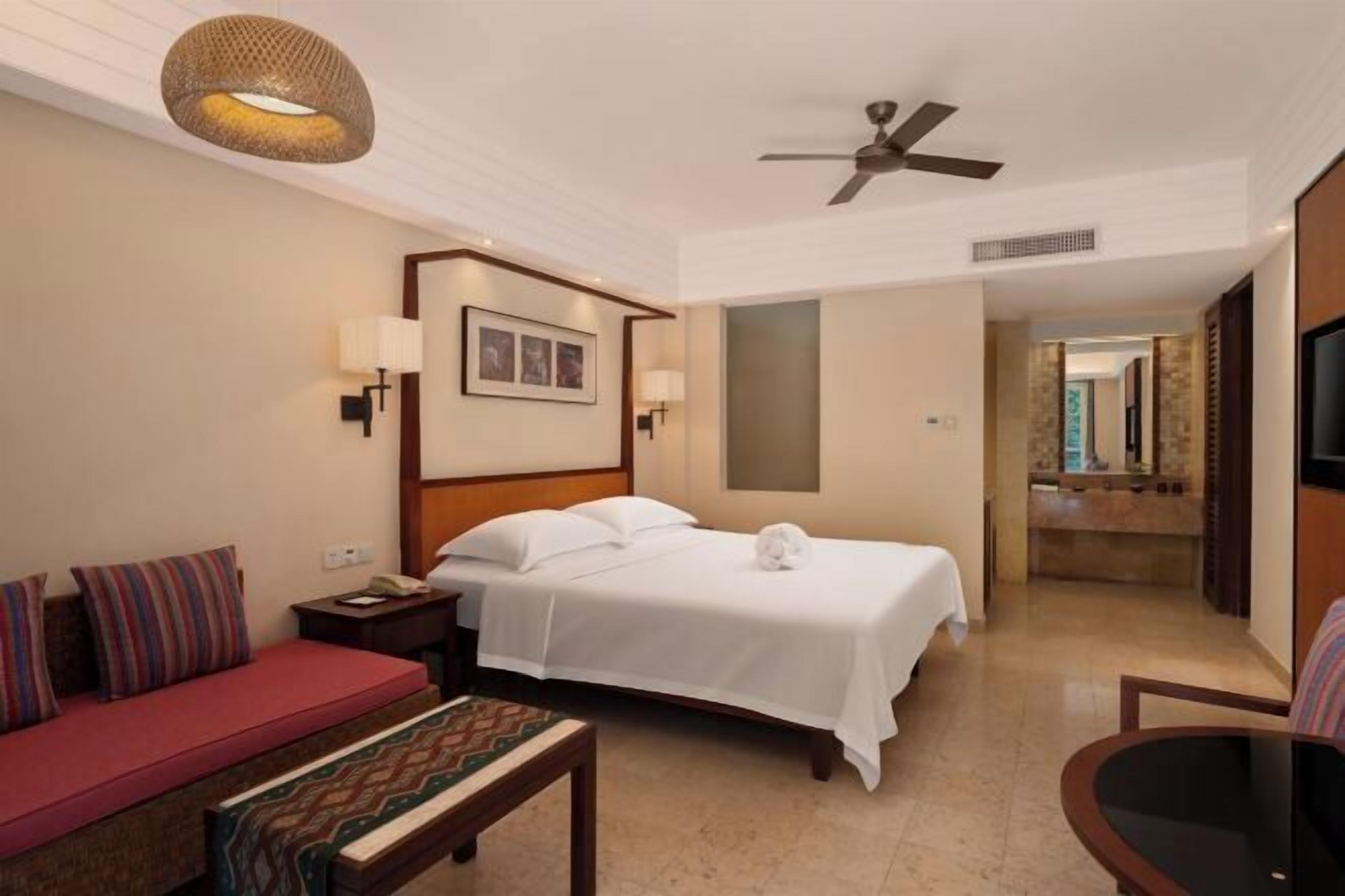 Minibar, värdeförvaringsskåp på rummet och skrivbord