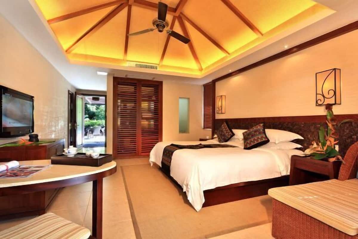 Minibar, in-room safe, desk, blackout curtains