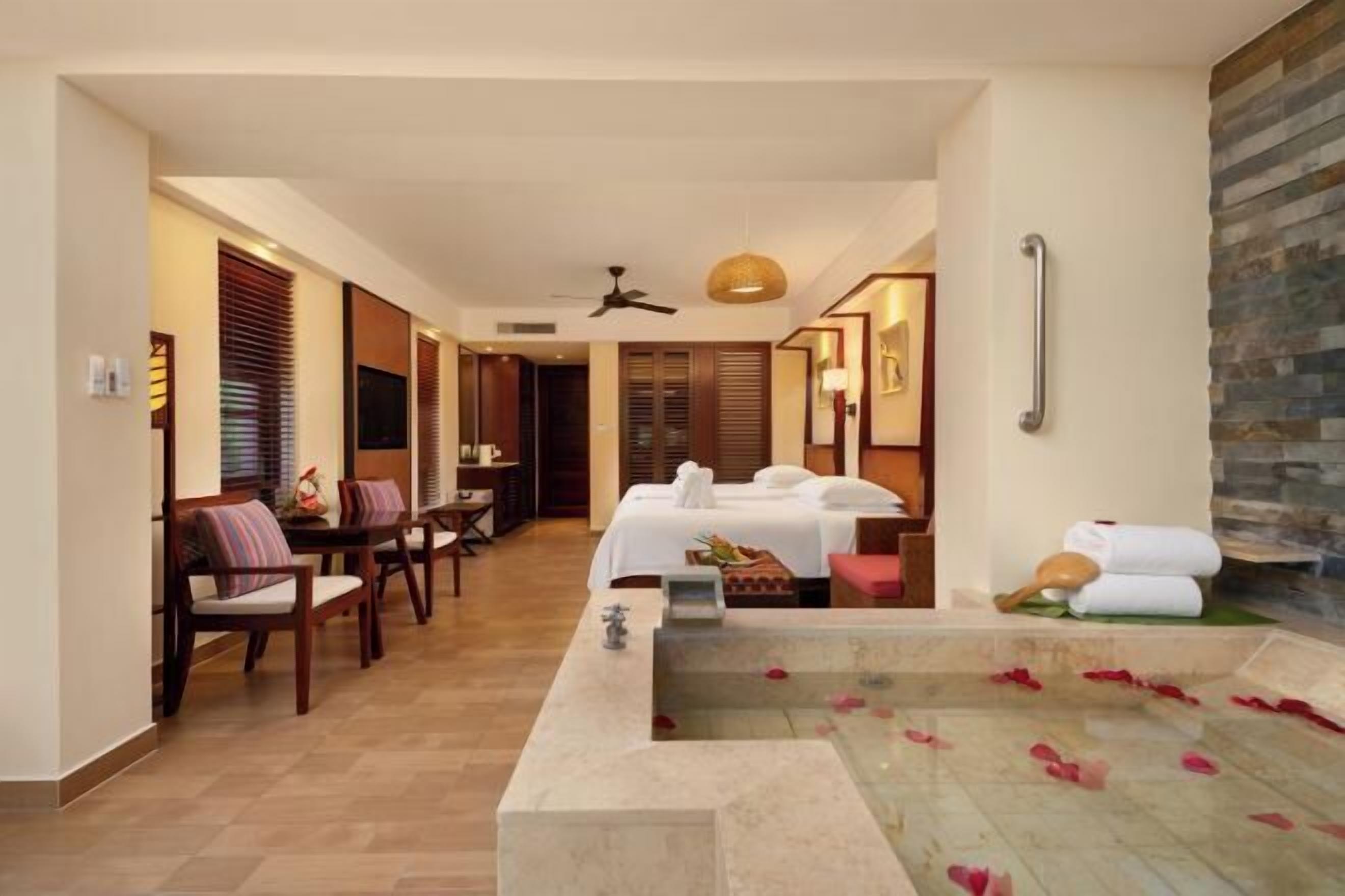 Minibar, caja de seguridad en la habitación y escritorio 