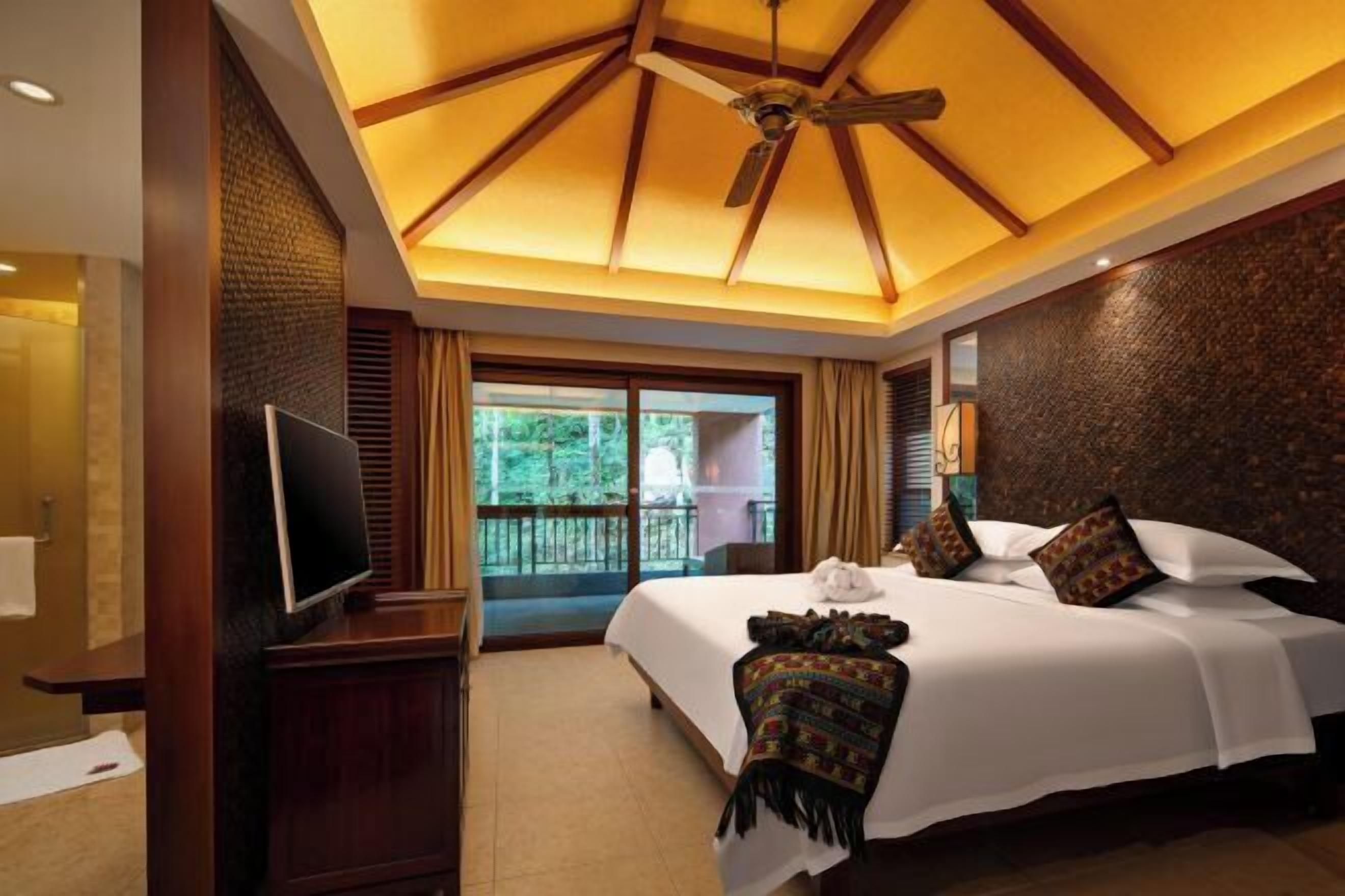 Minibar, Zimmersafe, Schreibtisch, Verdunkelungsvorhänge