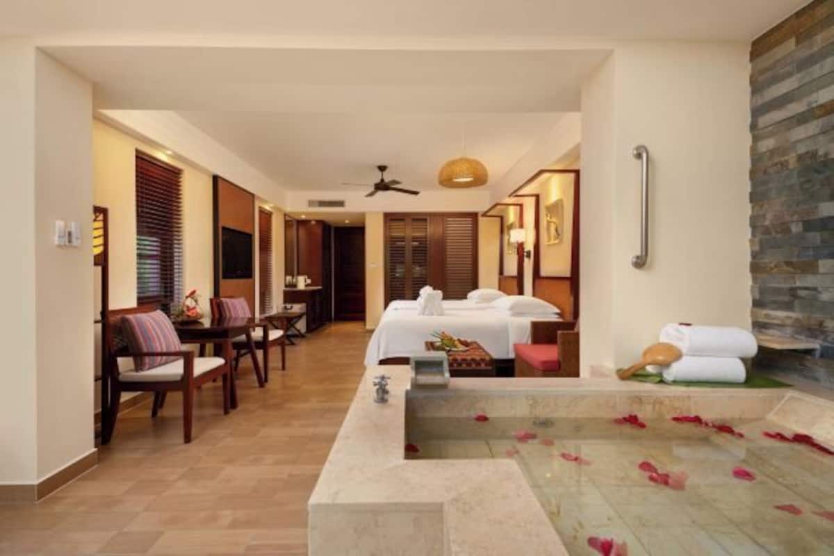 Minibar, safe på rommet, skrivebord og blendingsgardiner