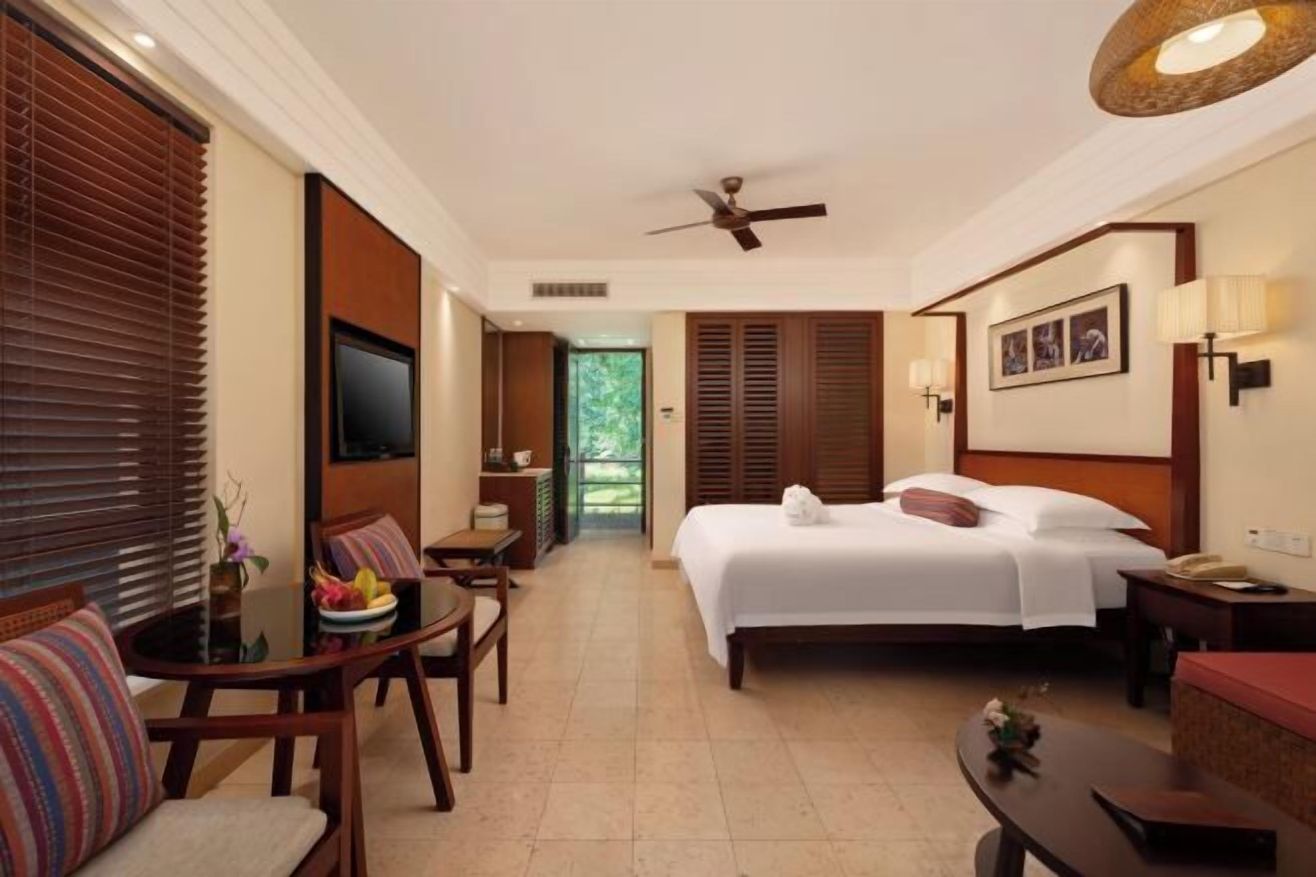 Minibar, Zimmersafe, Schreibtisch, Verdunkelungsvorhänge