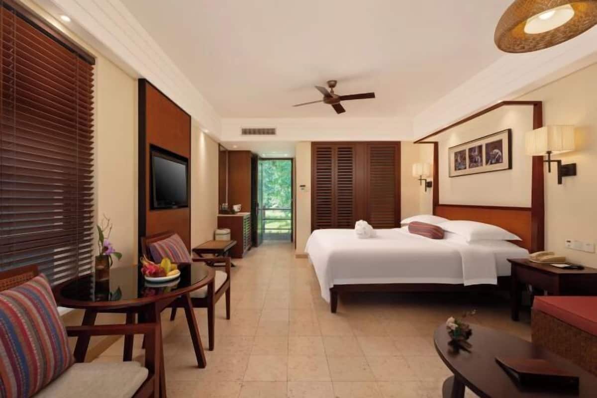 Minibar, Zimmersafe, Schreibtisch, Verdunkelungsvorhänge