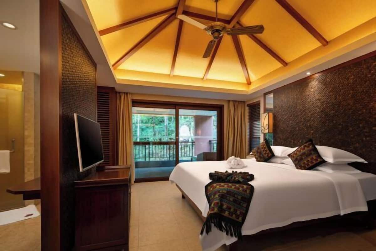 Minibar, in-room safe, desk, blackout drapes