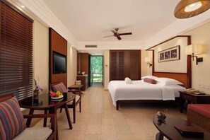 Minibar, in-room safe, desk, blackout drapes - Narada Resort & Spa Qixian Mount (Baoting)
