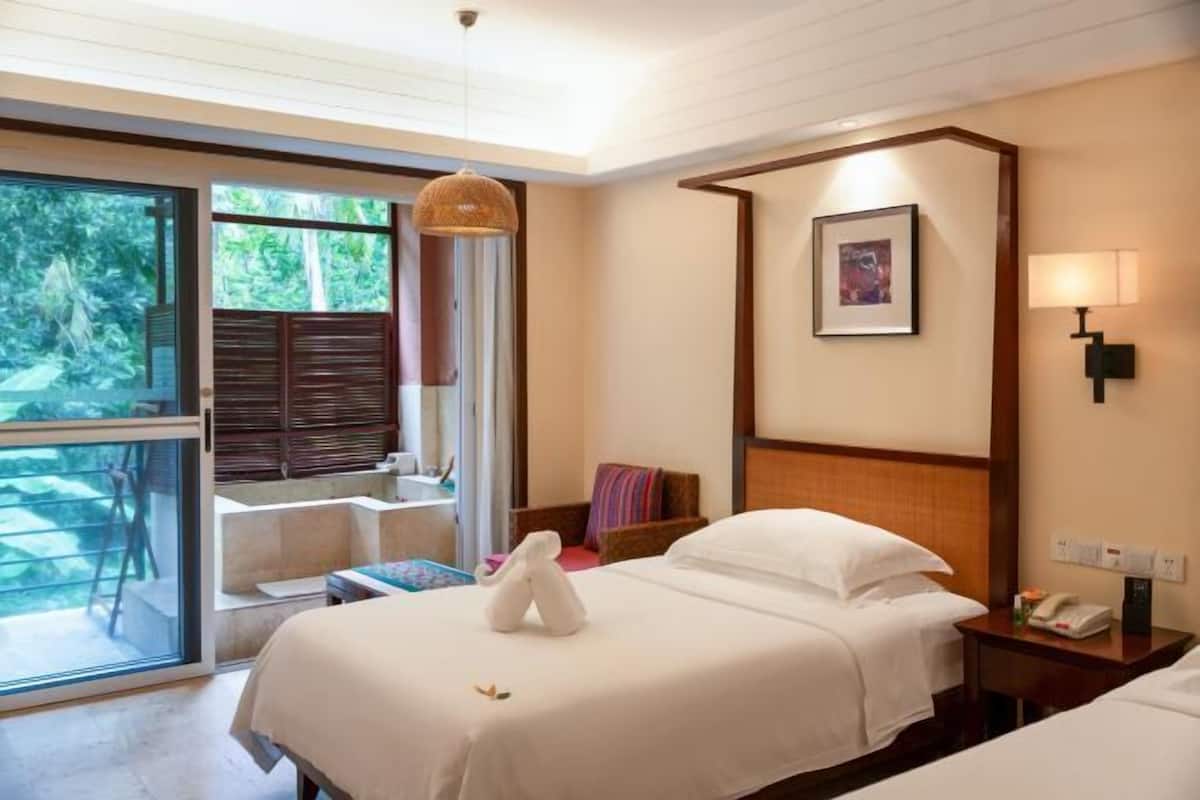 Minibar, Zimmersafe, Schreibtisch, Verdunkelungsvorhänge