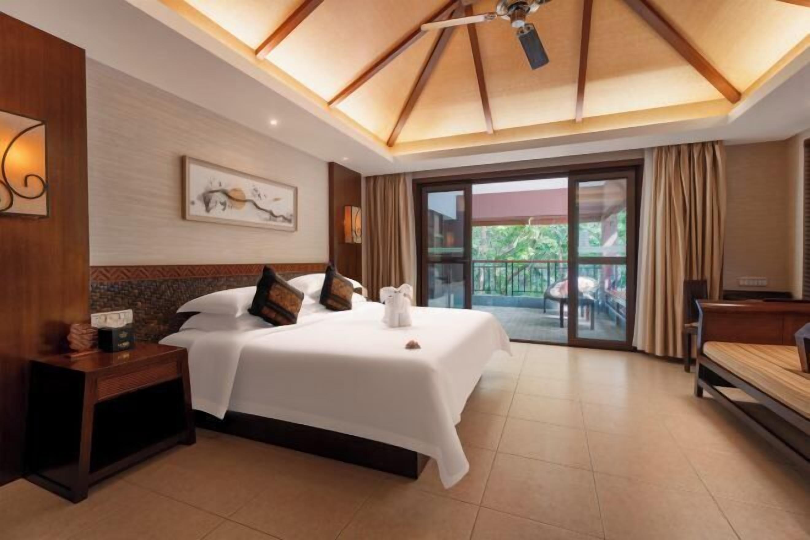 Minibar, safe på rommet, skrivebord og blendingsgardiner