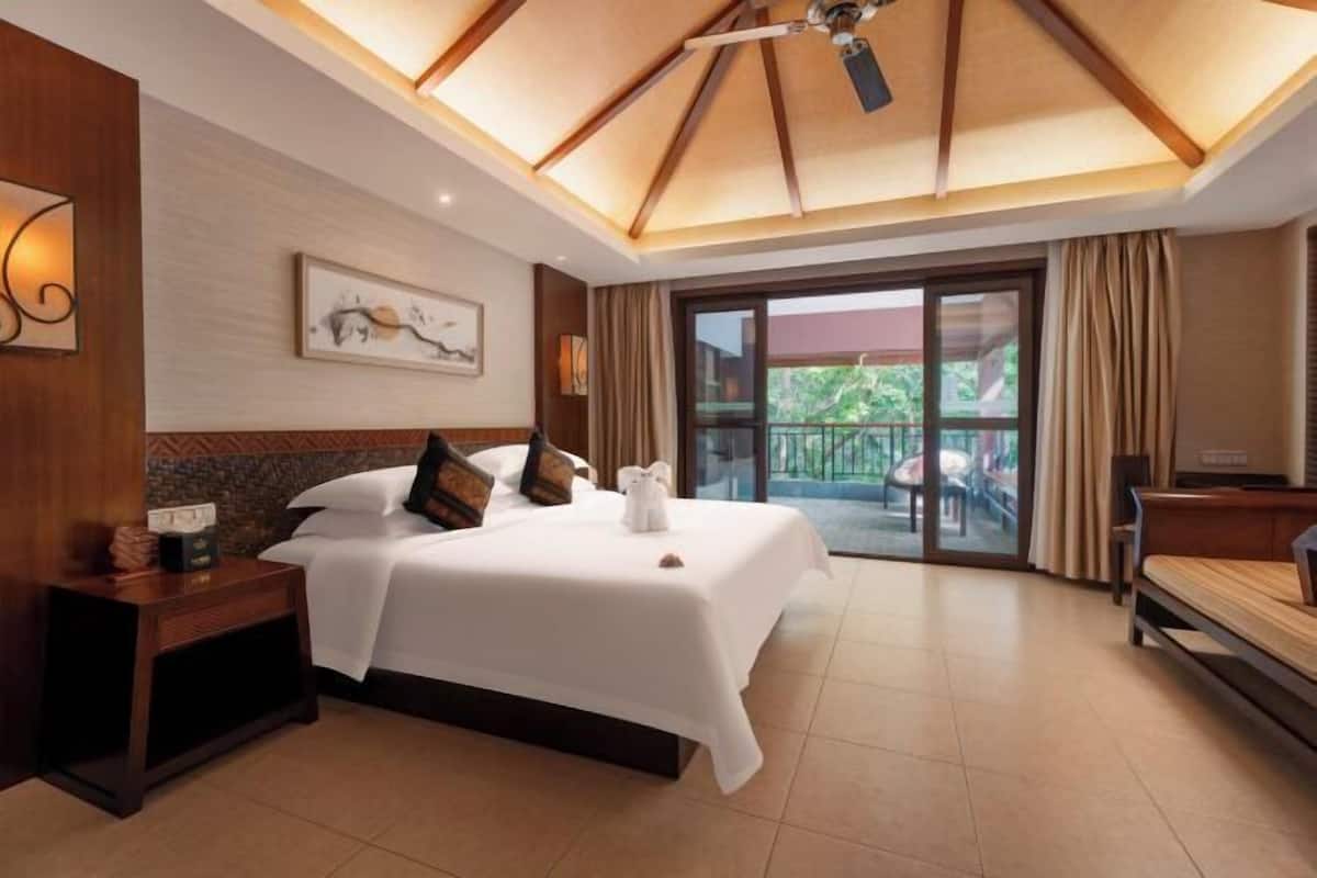 Minibar, värdeförvaringsskåp på rummet och skrivbord