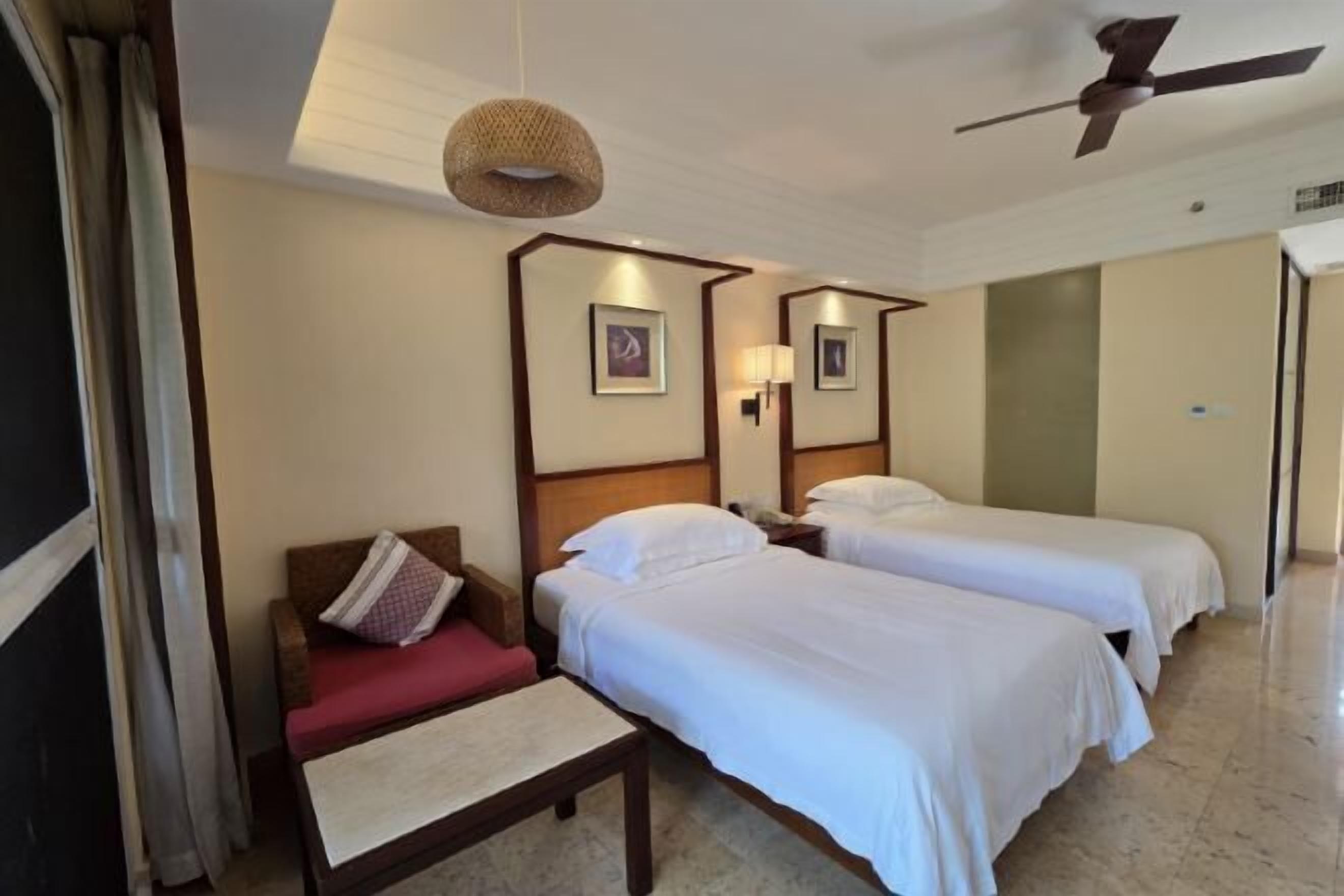 Minibar, safe på rommet, skrivebord og blendingsgardiner