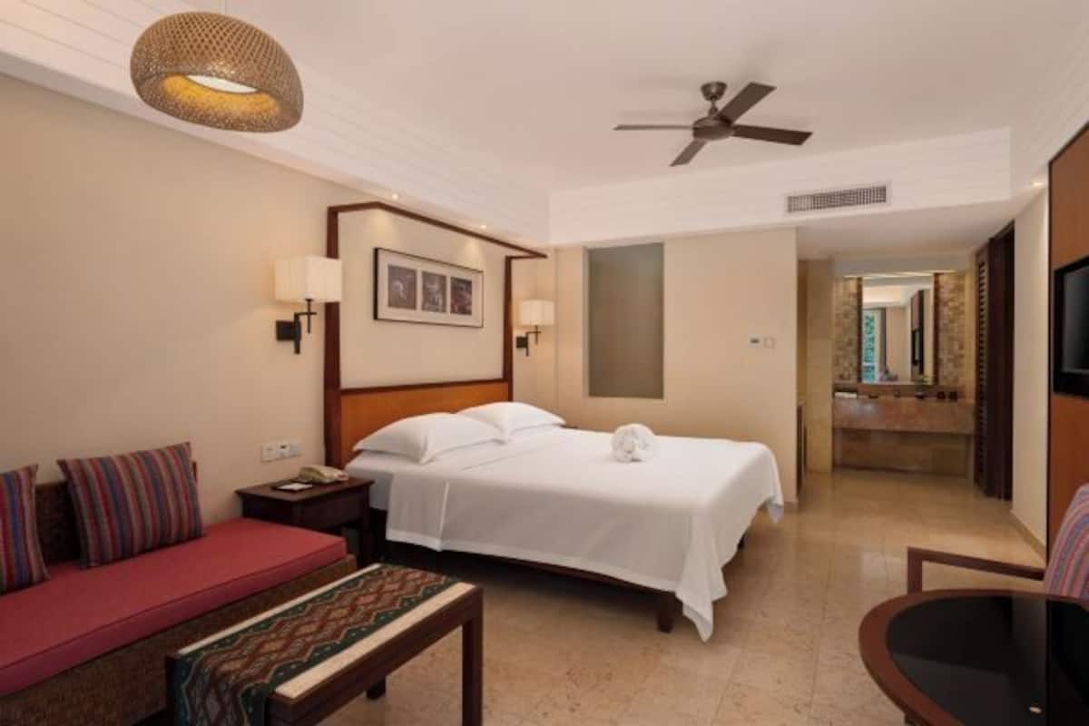 Minibar, safe på rommet, skrivebord og blendingsgardiner