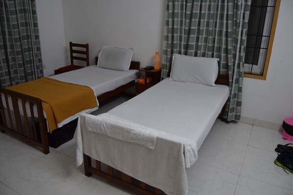 Basic Double Room, 1 Bedroom | Desk, rollaway beds, free WiFi