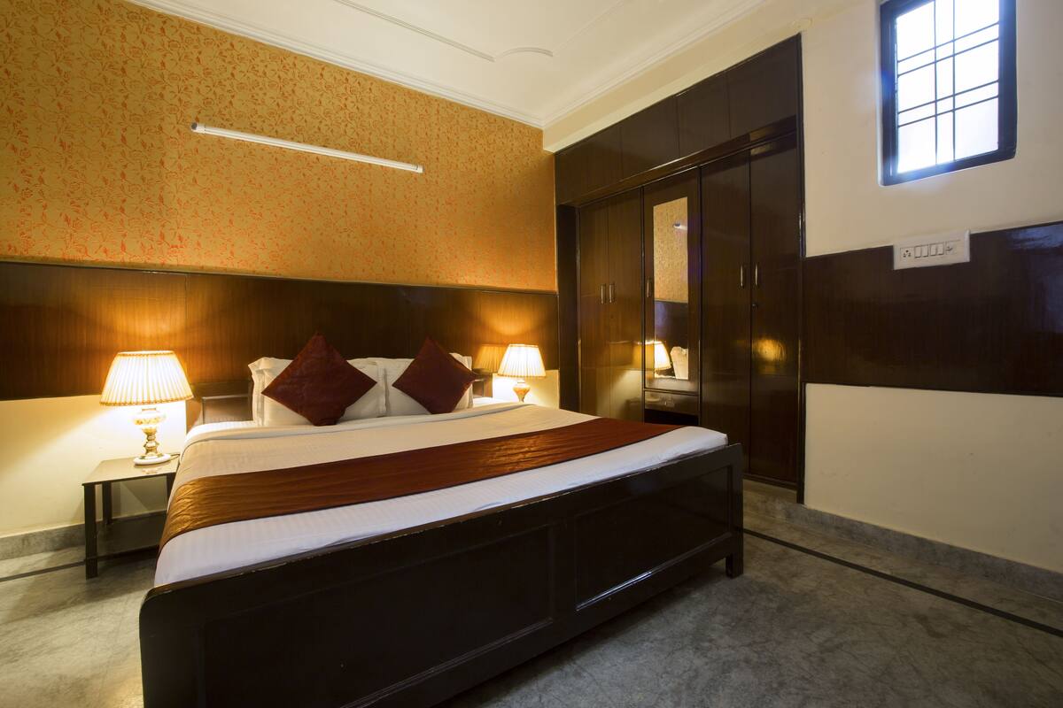 Deluxe Double Room with Airport Drop | In-room safe, desk, soundproofing, free WiFi