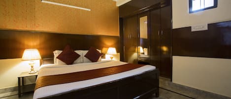 Deluxe Double Room with Airport Drop | In-room safe, desk, soundproofing, free WiFi