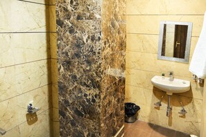 Dusche, kostenlose Toilettenartikel, Handtücher