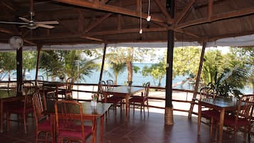 Se sirven desayunos, comidas, cenas y cocina local e internacional