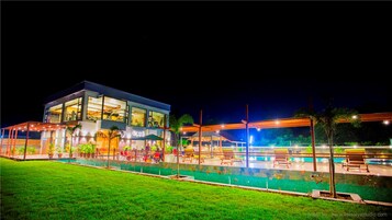 Una piscina al aire libre