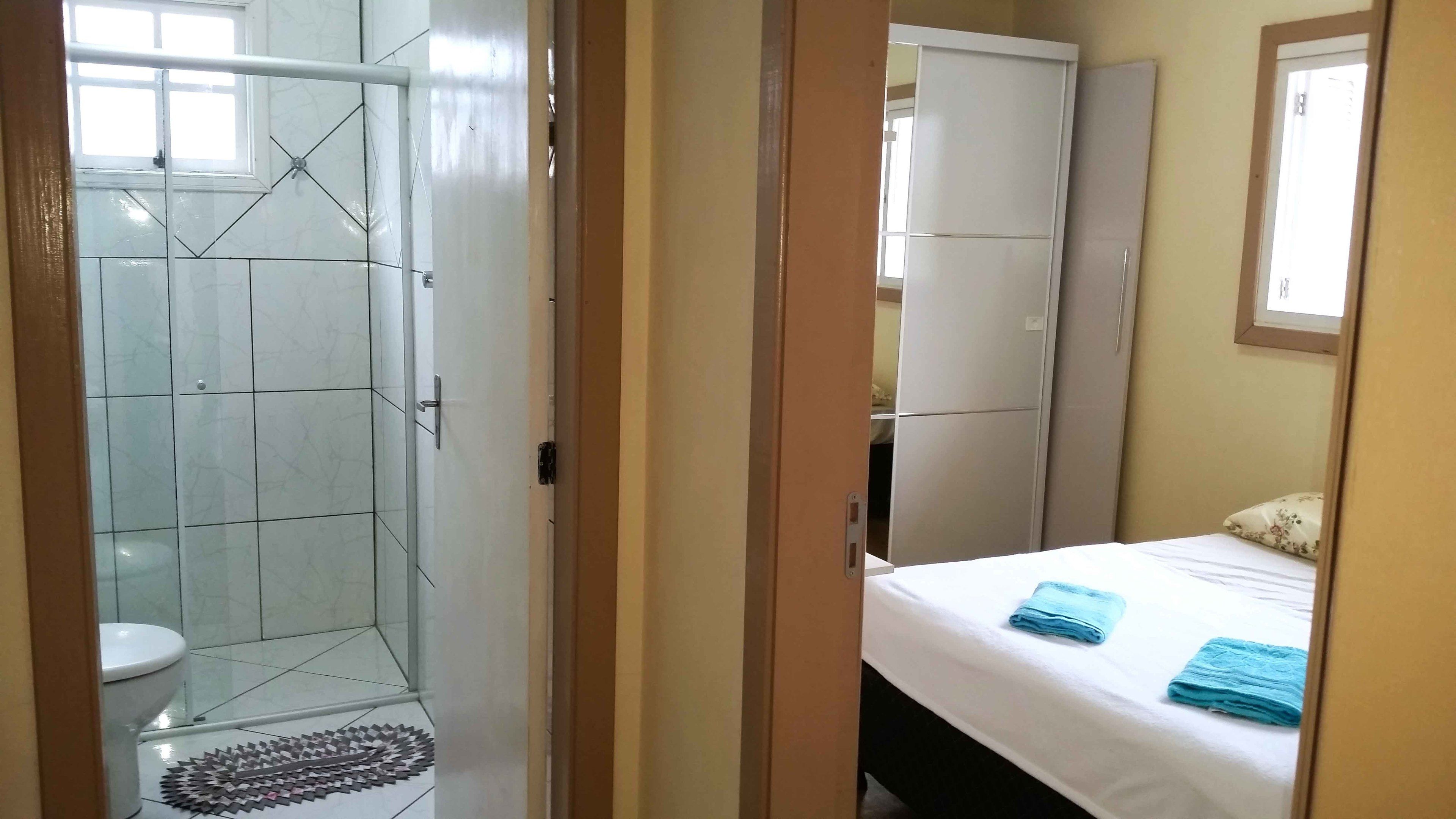 Family Apartment, 2 Bedrooms | Bilik Mandi | Pancuran mandi, tuala disediakan 