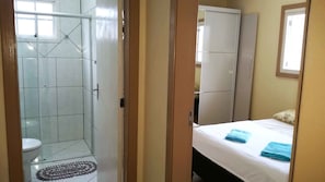 Family Apartment, 2 Bedrooms | Bathroom | Shower, towels - Apartamento Bella Serra Gaucha (Canela)