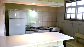 Family Apartment, 2 Bedrooms | Private kitchen | Fridge, microwave, oven, stovetop - Apartamento Bella Serra Gaucha (Canela)