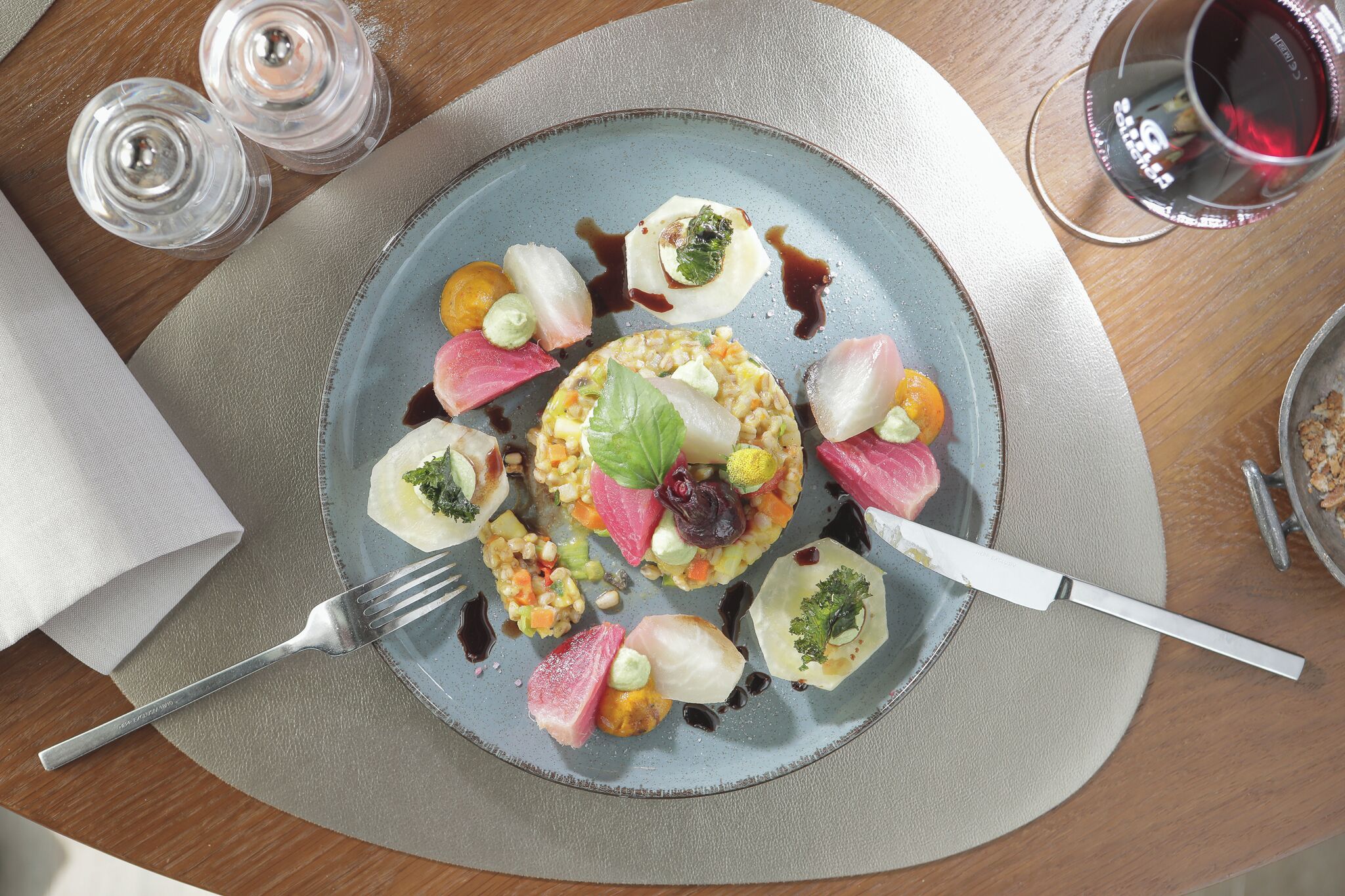 Un plato de comida con diversos ingredientes y adornos.