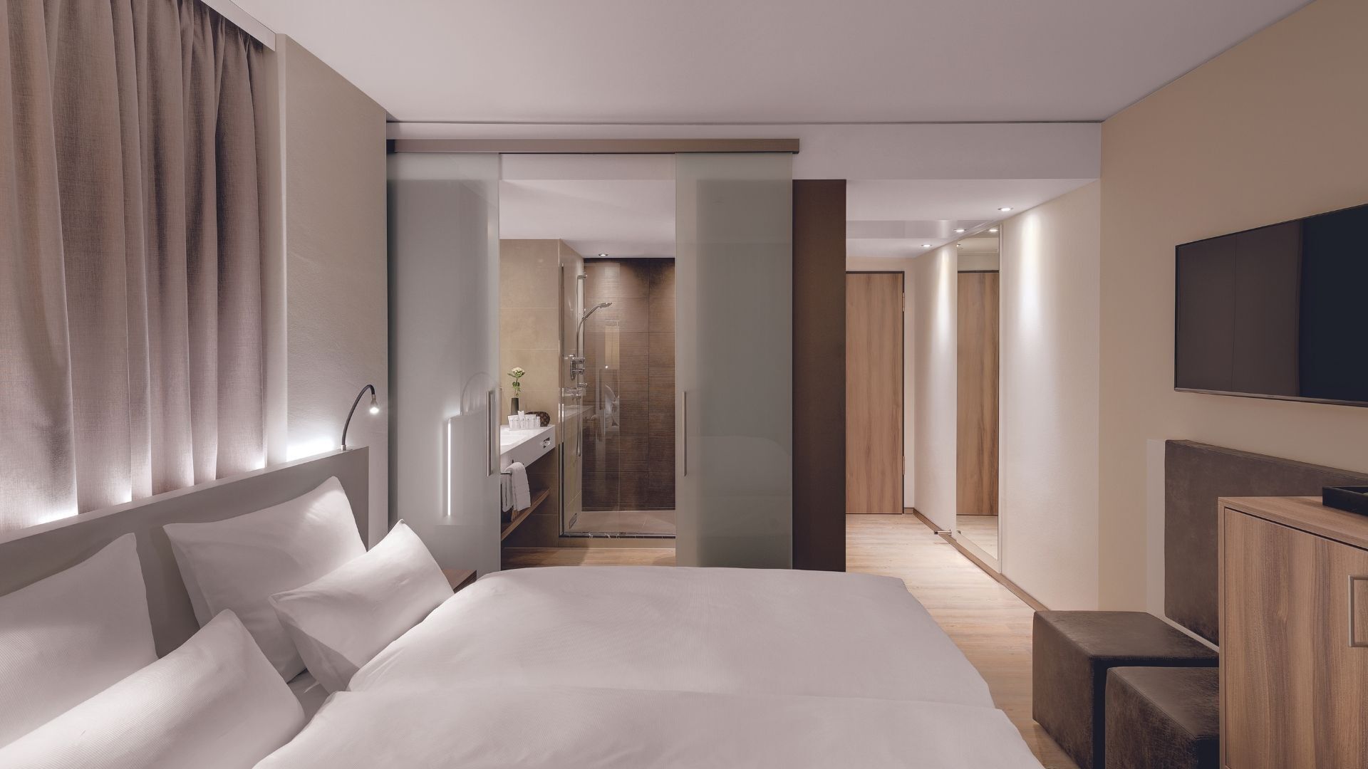 經典雙人房 | 低過敏寢具、客房內保險箱、書桌、筆電工作空間