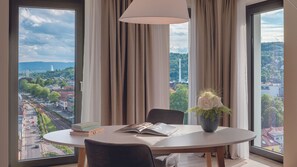 Ropa de cama hipoalergénica y caja de seguridad en la habitación