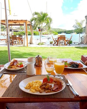Daily cooked-to-order breakfast (USD 17 per person)