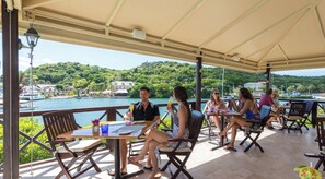 2 restaurantes; se sirve desayuno, almuerzo y cena; cocina internacional