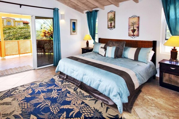 Condo, 3 Bedrooms, Partial Sea View