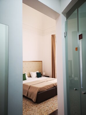 Comfort Triple Room | Egyptian cotton sheets, premium bedding, down duvets, minibar - Hotel Valentino (Catania)