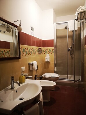 Shower, free toiletries, hair dryer, bidet - Hotel Valentino (Catania)