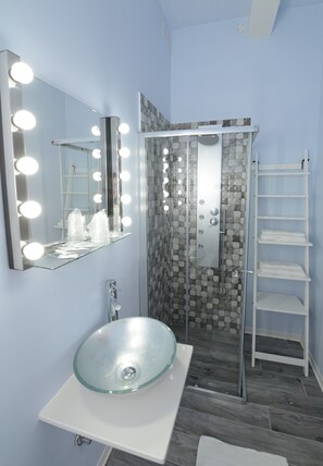 Habitación doble, balcón, vistas al mar | Baño | Ducha, artículos de higiene personal gratuitos y secador de pelo