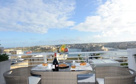 Habitación doble, balcón, vistas al mar | Balcón. Paulos Valletta