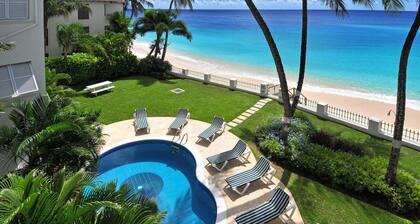 Leith Court Beachfront Apartments by RedAwning