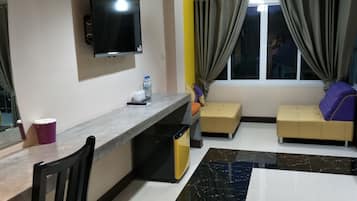 Kamar Double Standar | Didekorasi berbeda-beda, tirai kedap cahaya, dan Wi-Fi gratis