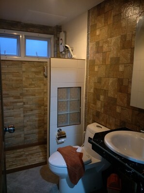 Chambre triple | Salle de bain | Douche, articles de toilette (gratuits), séchoir à cheveux