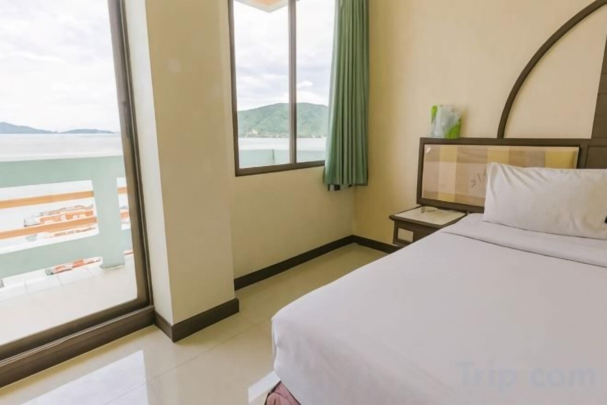 Minibar, desk, WiFi (free), bed sheets