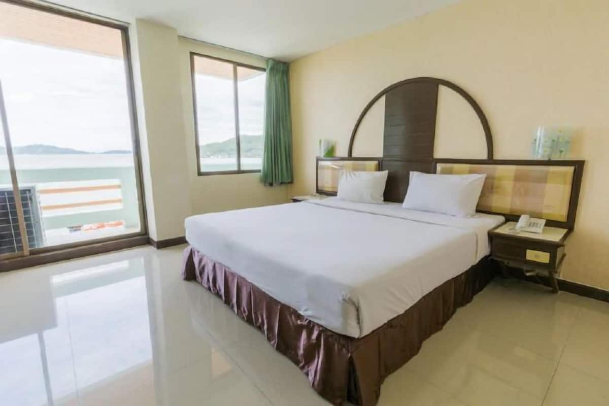 Minibar, desk, WiFi (free), bed sheets