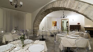 Breakfast and dinner served, local cuisine