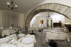 Frokost og middag serveres, lokale retter