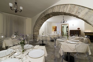 Breakfast and dinner served, local cuisine