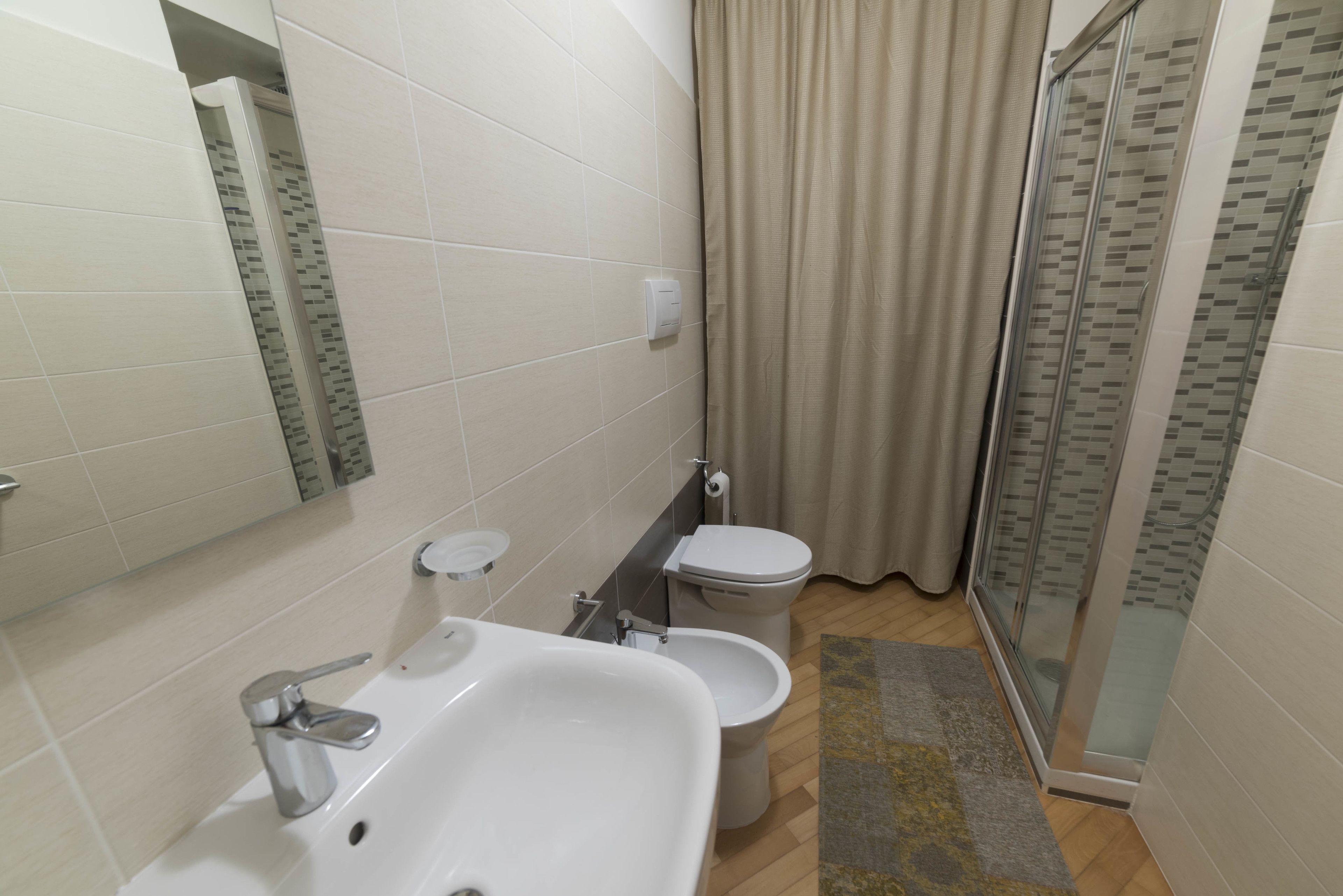 Ein Badezimmer mit Waschbecken, Toilette und Duschbereich.