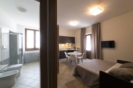 Studio | Bathroom | Shower, free toiletries, hair dryer, bidet