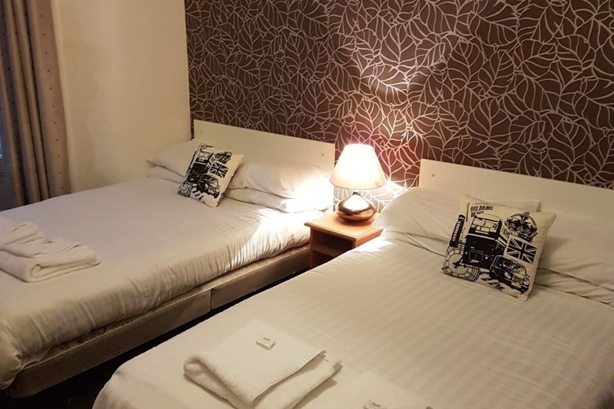 트윈룸 (Large Twin Room with Tower Vew)