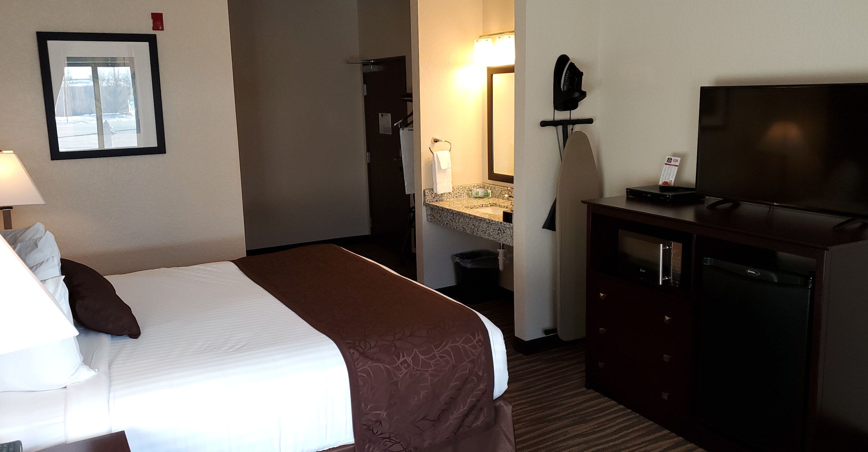 studio, 1 king bed, non smoking | desk, blackout curtains, iron/ironing board, free rollaway beds