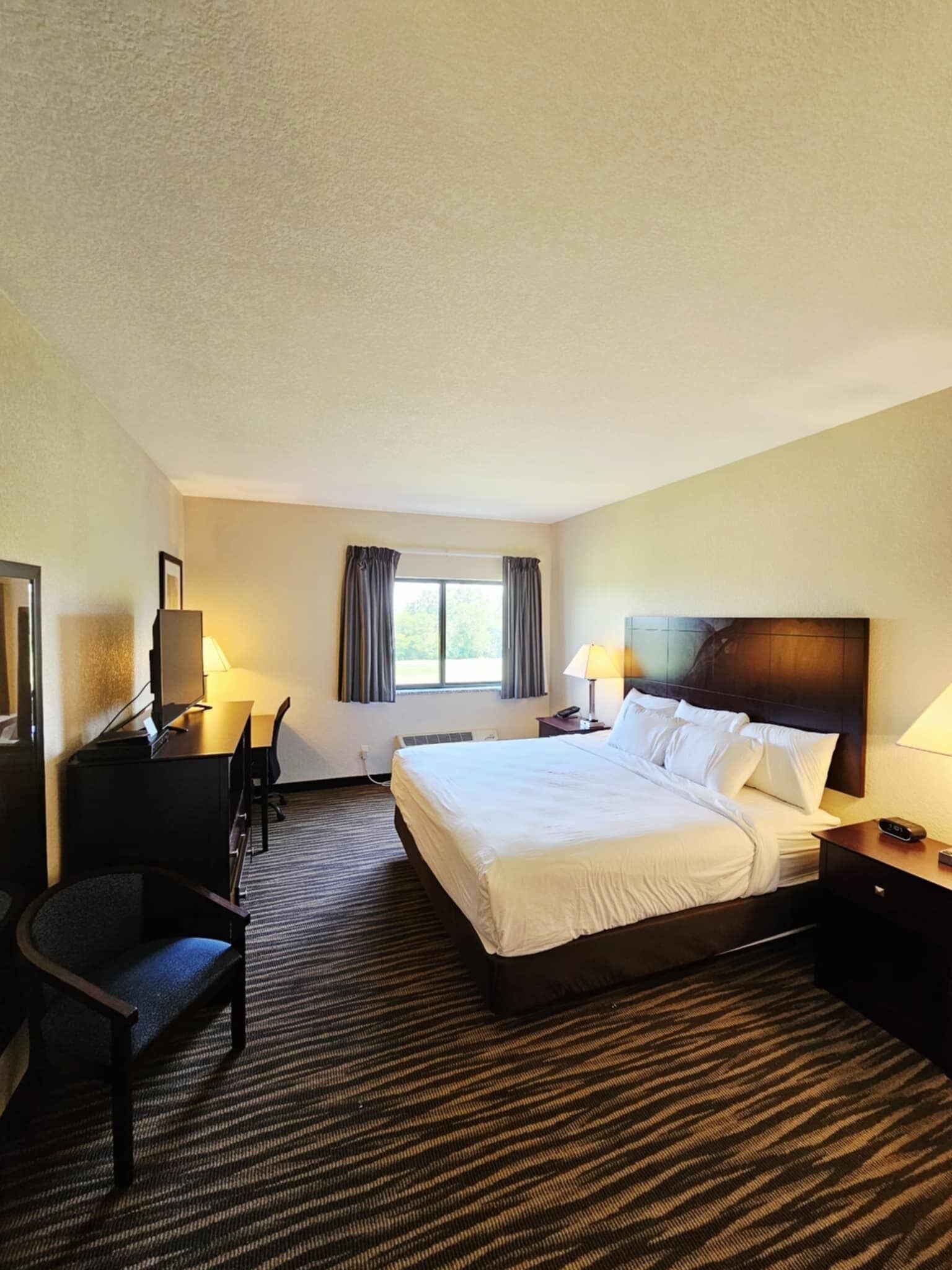 Zimmer, 1 King-Bett, barrierefrei, Nichtraucher (Tub) | Schreibtisch, Verdunkelungsvorhänge, Bügeleisen/Bügelbrett