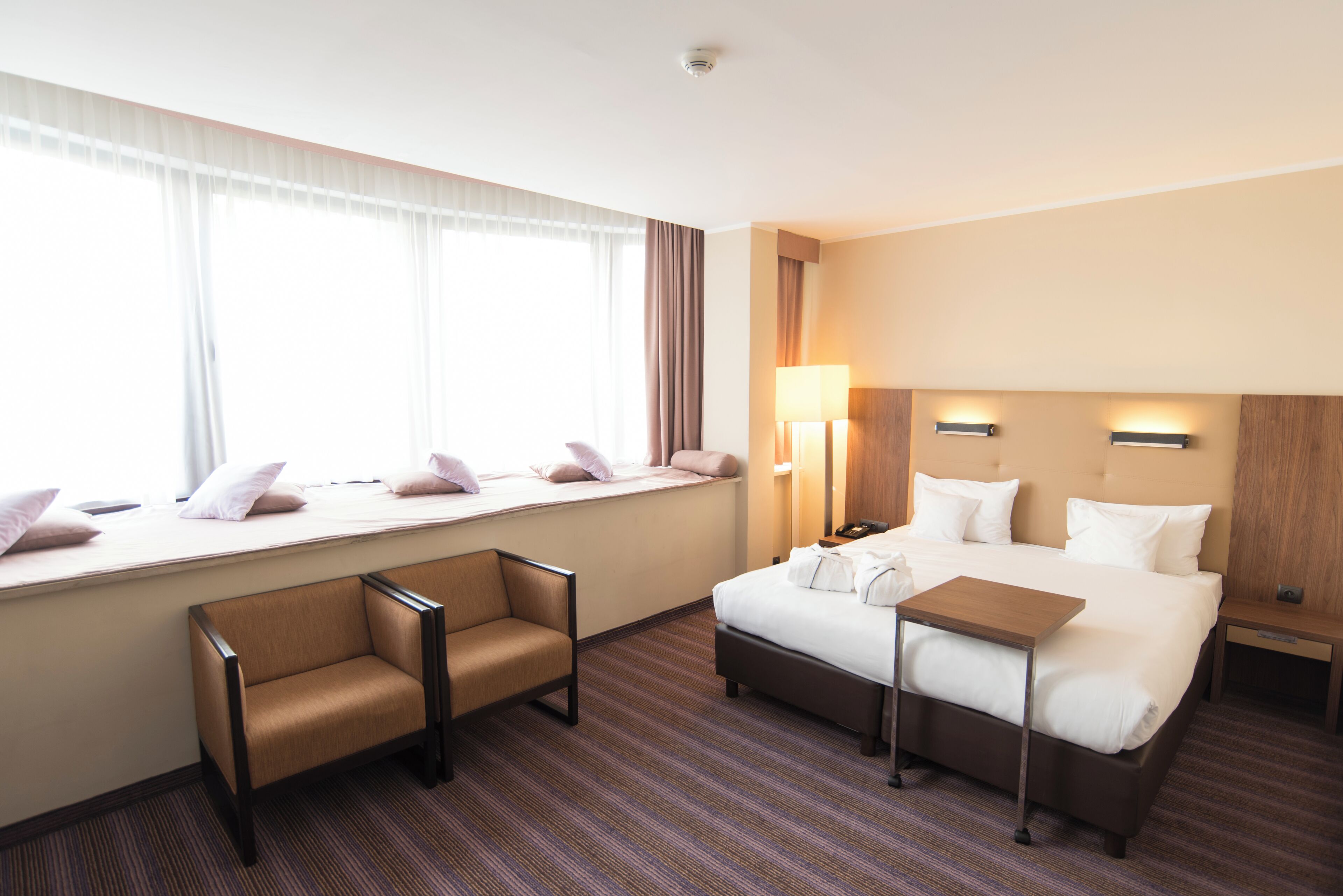 Coffre-fort, bureau, espace de travail pour ordinateurs portables