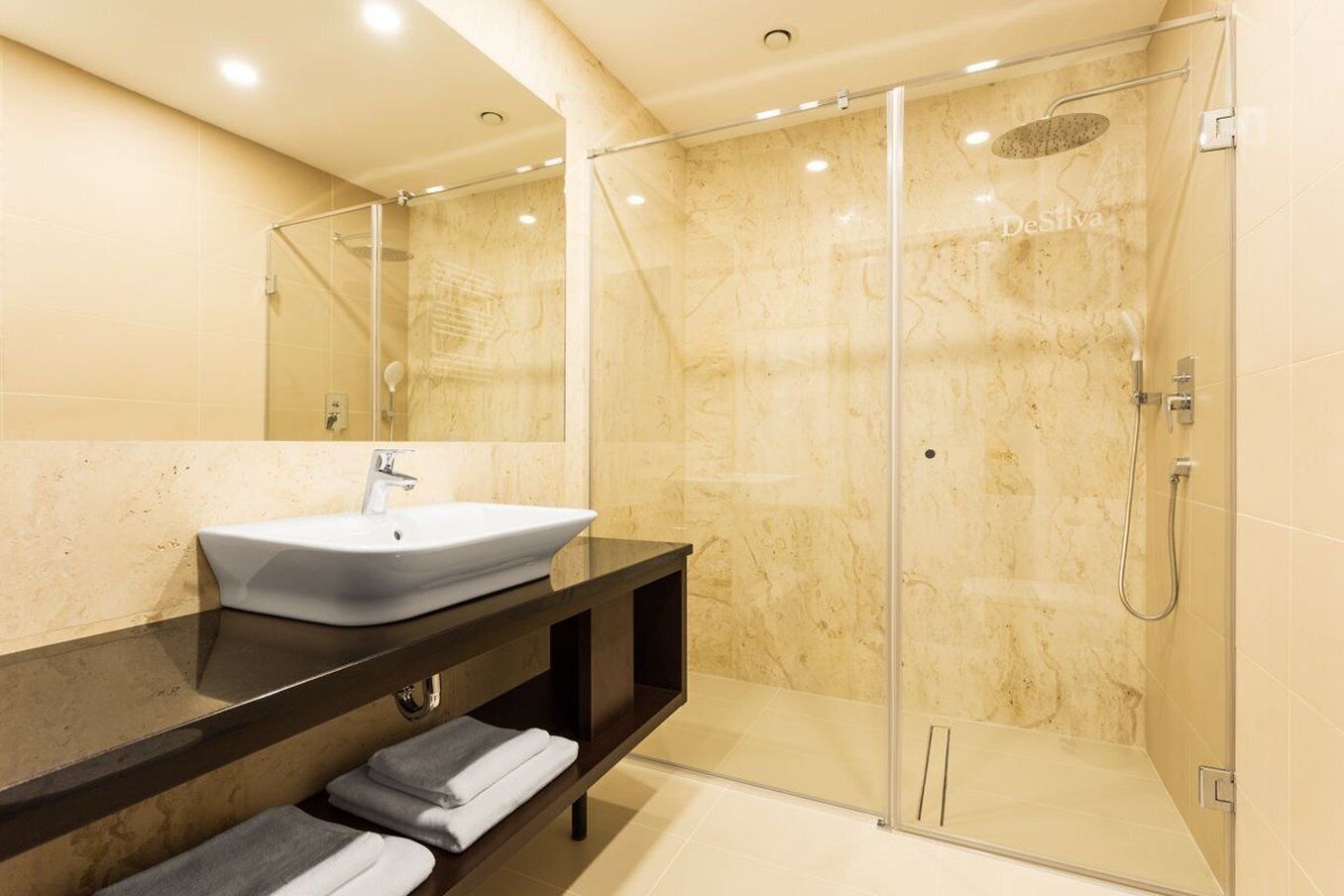 twin room | 1 bedroom, in-room safe, desk, laptop workspace