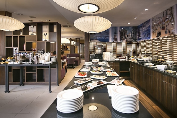 Daily buffet breakfast (PLN 89 per person)