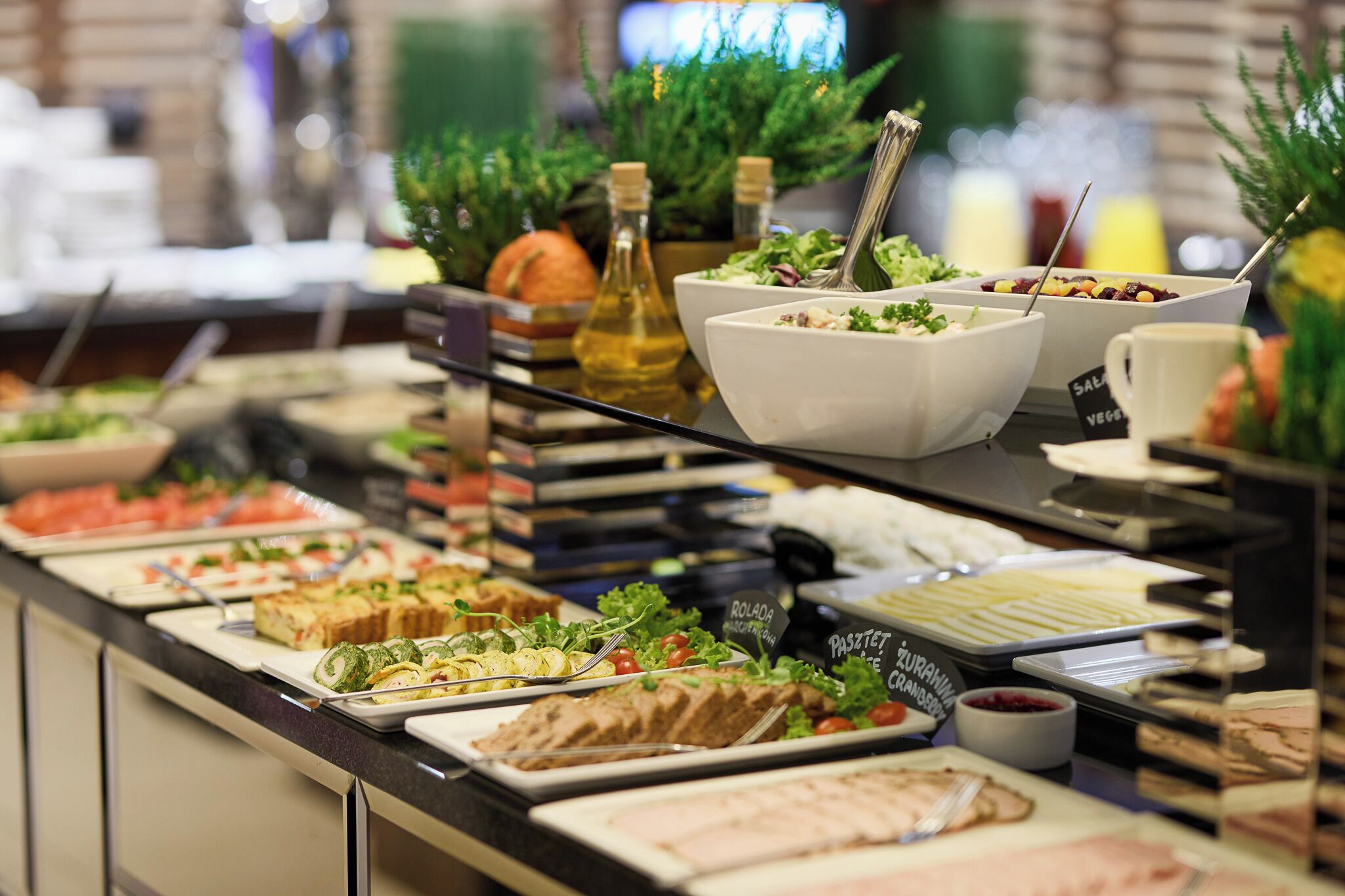Daily buffet breakfast (PLN 89 per person)